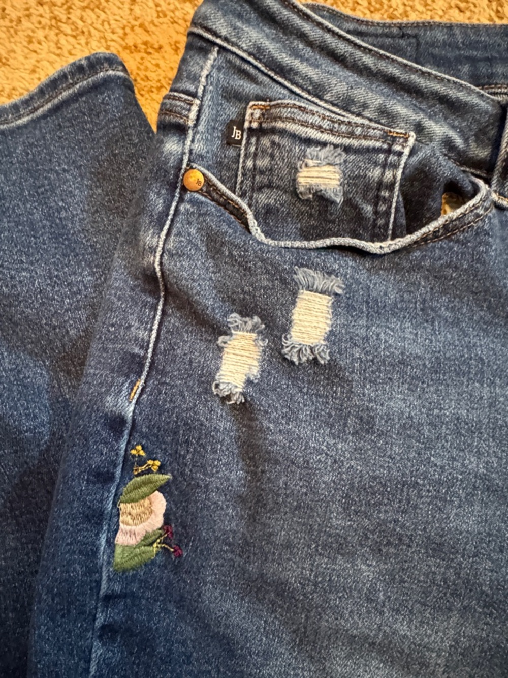 Judy Blue Women’s Jeans with Embroidered Flowers and Subtle Distressing Size 18w - Picture 3 of 7